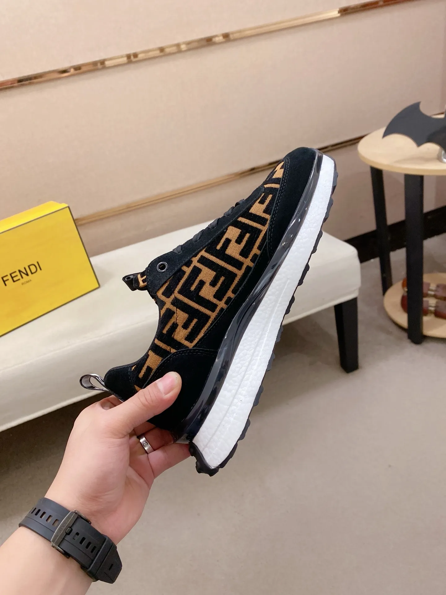 Factory price 442💰 (fendi) New high-top 👊🏻 upper 🇮🇹 imported cowhide fabric 🇩🇪 imported breathable mesh lining. The original outsole is molded to highlight the identity of every man, and the upper foot is elegant and stable🚶🏻🚶🏻The high-end custom counters reproduce the original version📯No matter the wind or rain, the shoe last remains unchanged and can withstand the verification of time🔍️,🔵 Size: 38-44